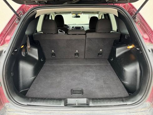 Used 2019 Jeep Cherokee Latitude w/ Popular Appearance Group FWD image 14