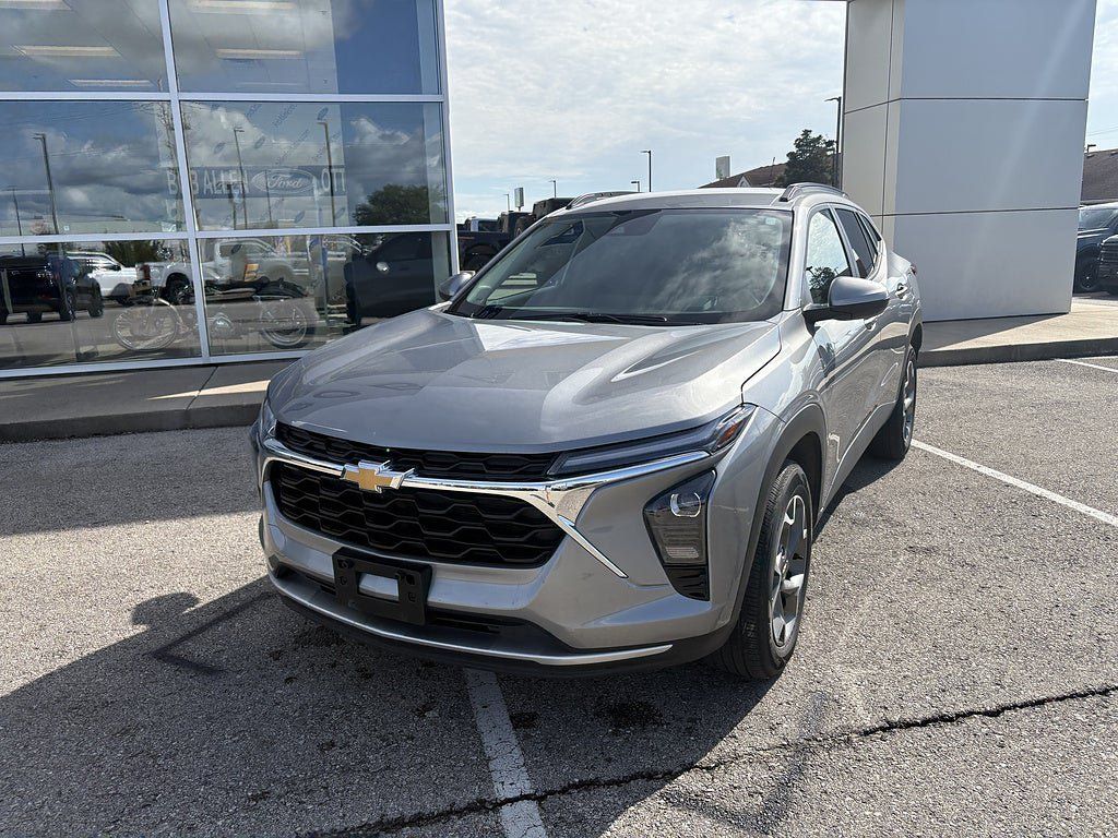 Used 2025 Chevrolet Trax LT FWD image 2