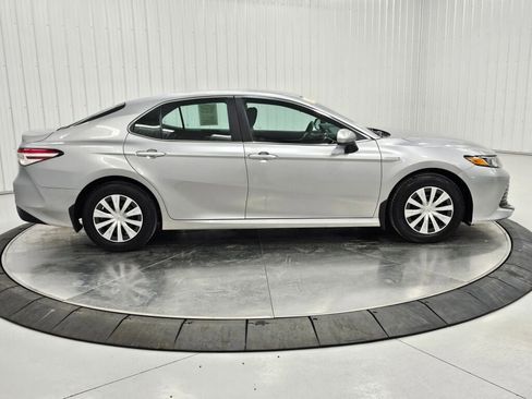 Used 2018 Toyota Camry LE image 6