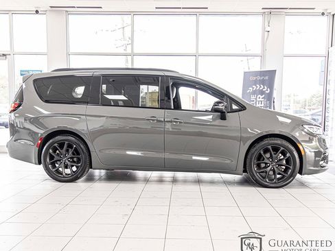 Used 2025 Chrysler Pacifica Limited FWD image 9