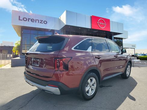Used 2024 Kia Sorento LX image 5