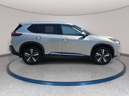 Used 2021 Nissan Rogue Platinum FWD image 4