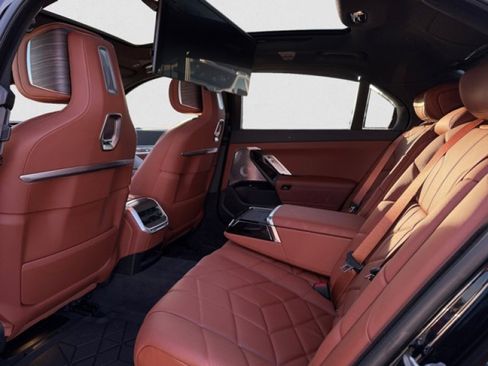 Used 2023 BMW i7 xDrive60 w/ Executive Package 2 image 18