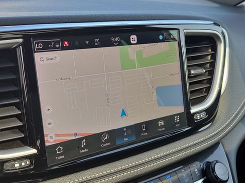 Used 2023 Chrysler Pacifica Touring-L w/ Uconnect Theater Family Group AWD/4WD image 7