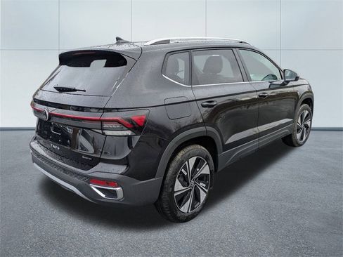 New 2026 Volkswagen Taos SE image 3