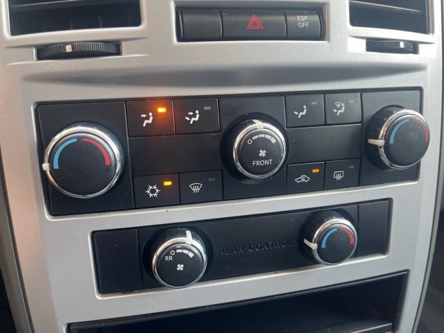 Used 2009 Chrysler Town & Country Touring w/ Family Value Group FWD image 18