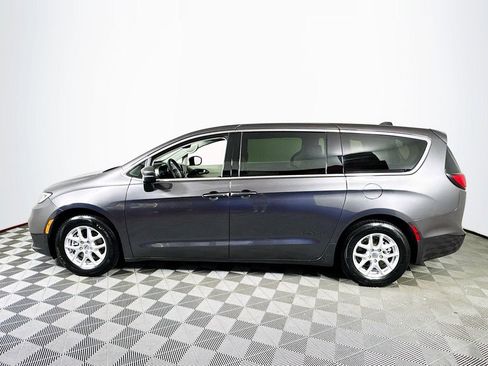 Used 2023 Chrysler Pacifica Touring-L FWD image 4
