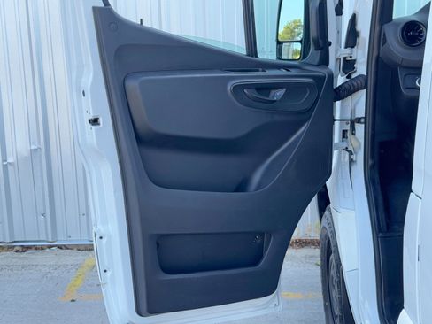 Used 2019 Mercedes-Benz Sprinter 1500 w/ Front Bench Seat Package image 28