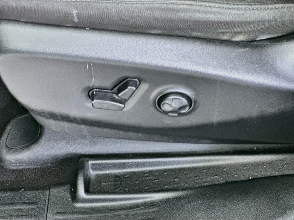 Used 2023 Chrysler Pacifica Touring FWD image 21