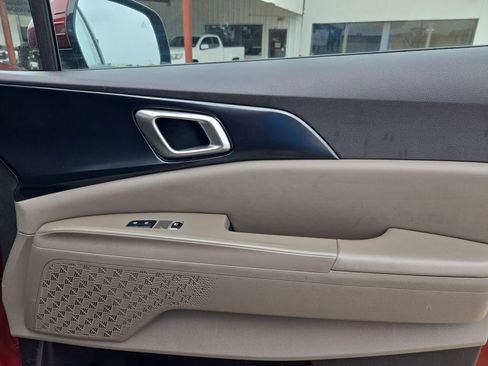 Used 2025 Kia Carnival FWD image 31