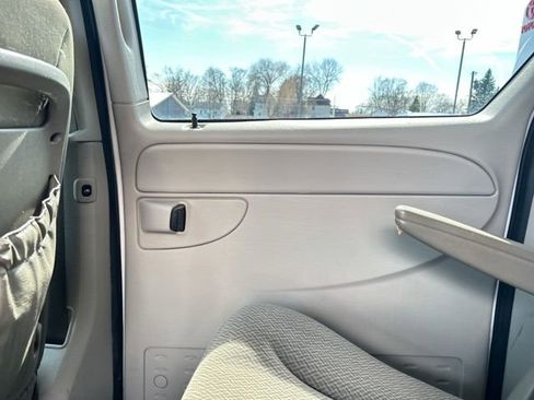 Used 2006 Chrysler Town & Country Touring image 23