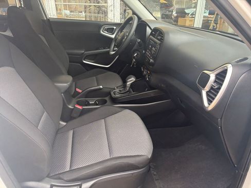Used 2025 Kia Soul LX w/ LX Technology Package image 24