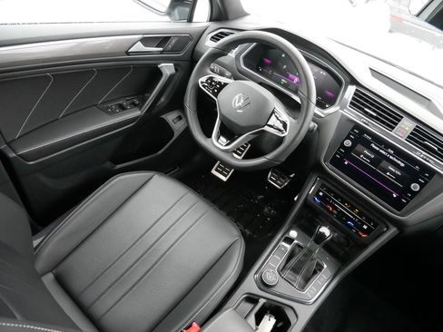 Certified 2024 Volkswagen Tiguan SE R-Line image 9