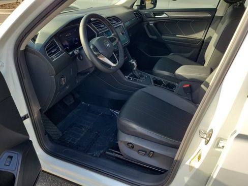Used 2024 Volkswagen Tiguan SE FWD image 17