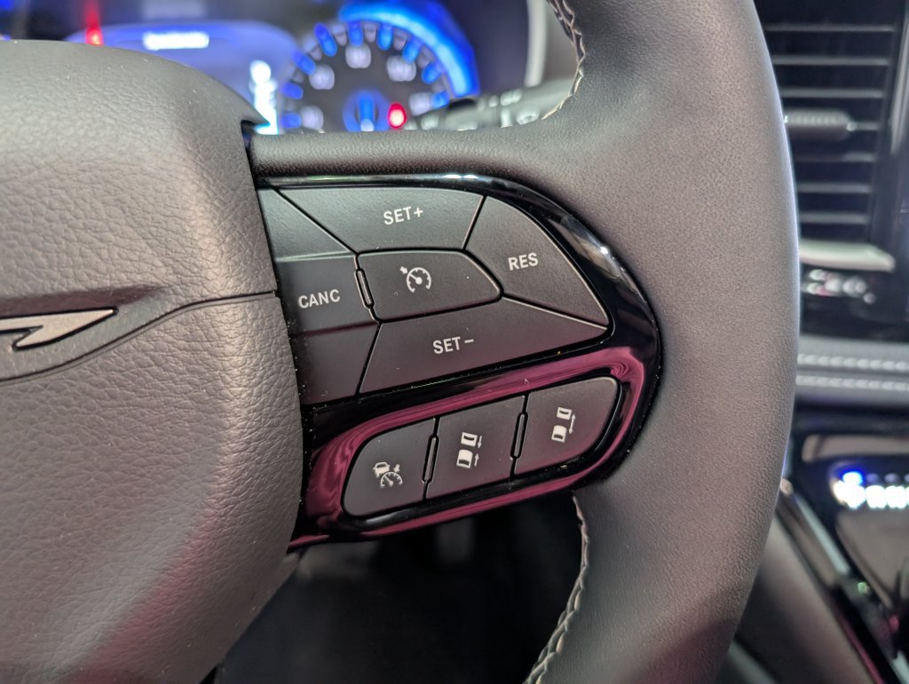 Used 2027 Chrysler Pacifica Limited FWD image 19