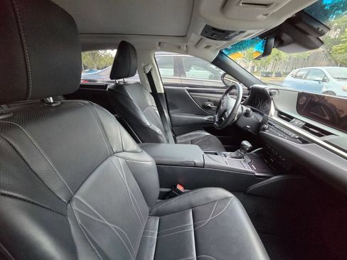 Used 2020 Lexus ES 350 Ultra Luxury w/ Accessory Package FWD image 8