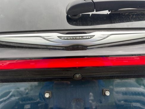 Certified 2023 Chrysler Pacifica Touring-L image 17