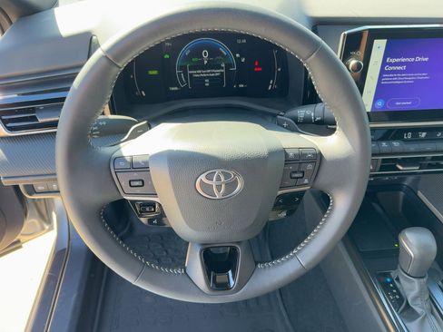 Used 2025 Toyota Camry SE image 16