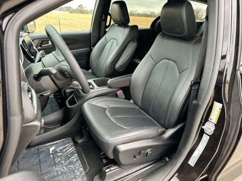 Used 2025 Chrysler Pacifica Select image 11