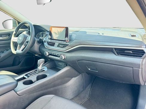 Used 2025 Nissan Altima 2.5 SV image 23