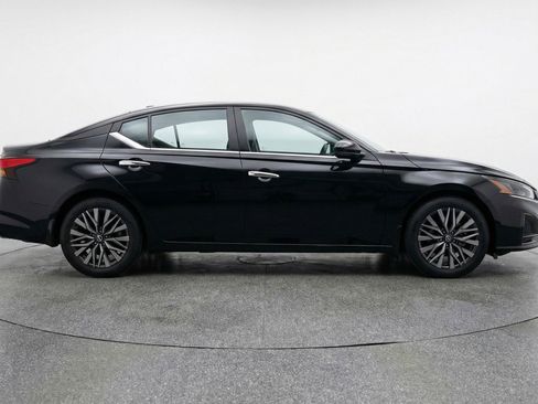 Used 2025 Nissan Altima 2.5 SV FWD image 11