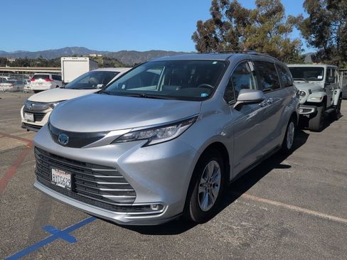 Used 2021 Toyota Sienna Limited image 1