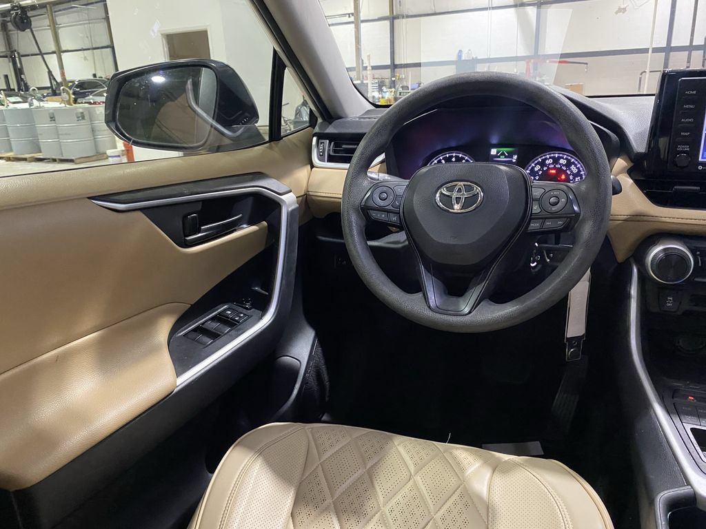 Used 2021 Toyota RAV4 LE AWD/4WD image 3