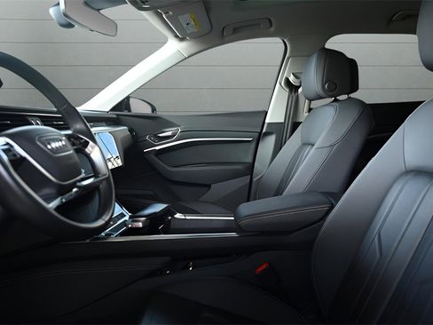 Used 2024 Audi Q8 e-tron Premium image 22