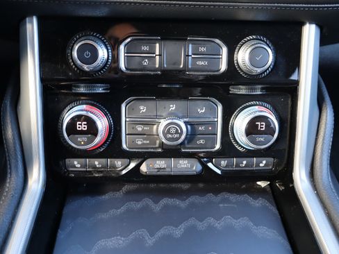 Used 2021 GMC Yukon Denali w/ Denali Premium Package image 30