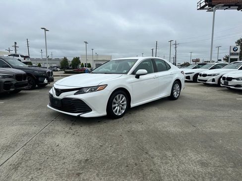 Used 2019 Toyota Camry LE image 1