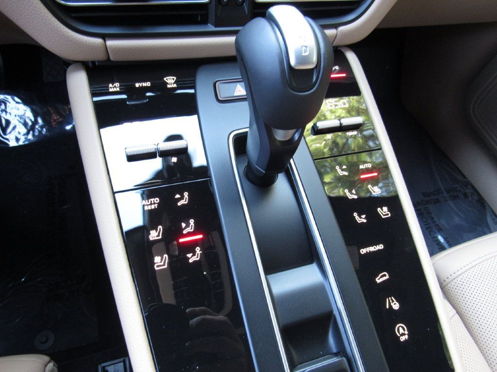 Certified 2026 Porsche Macan AWD/4WD image 26