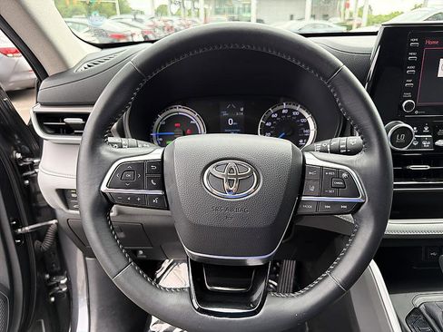 Used 2020 Toyota Highlander LE AWD/4WD image 17