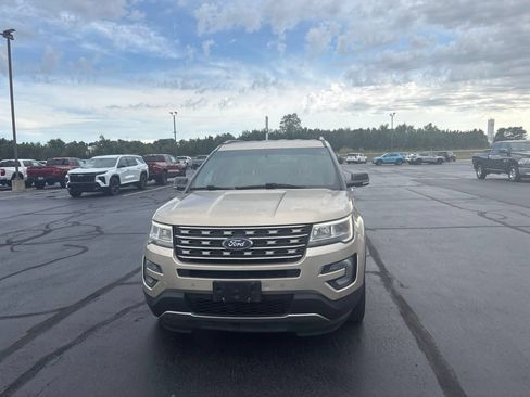 Used 2017 Ford Explorer XLT w/ Equipment Group 202A AWD/4WD image 6