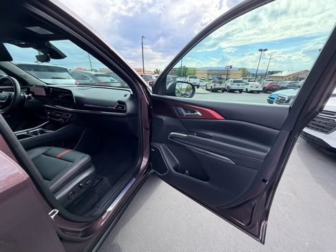 Used 2024 Chevrolet Traverse RS AWD/4WD image 33