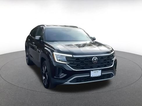 Used 2025 Volkswagen Atlas Cross Sport SE image 3