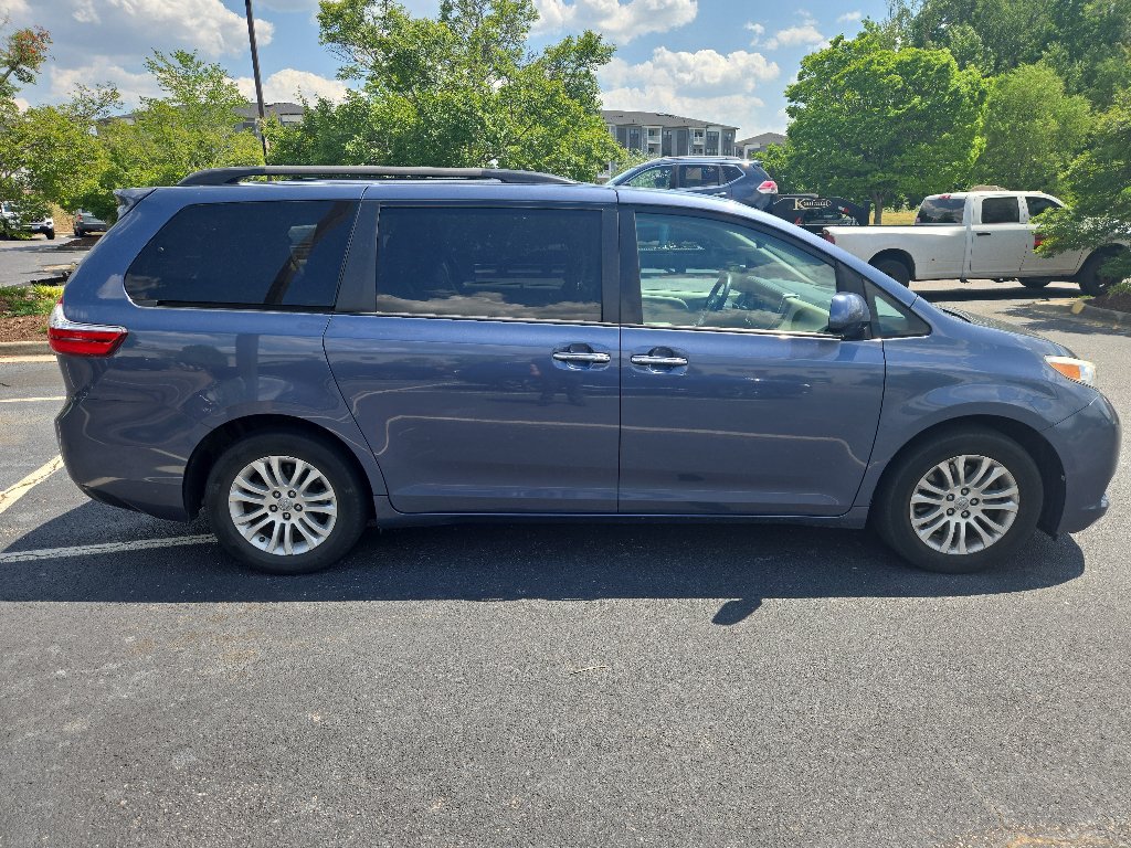 Used 2017 Toyota Sienna XLE w/ XLE Navigation Package FWD image 2