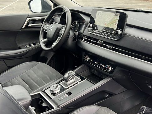 Used 2024 Mitsubishi Outlander SE image 13