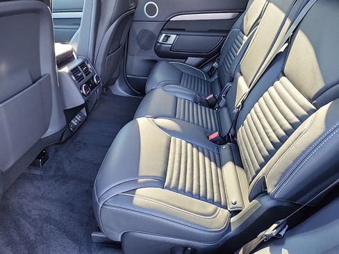 New 2024 Land Rover Discovery Dynamic SE image 5