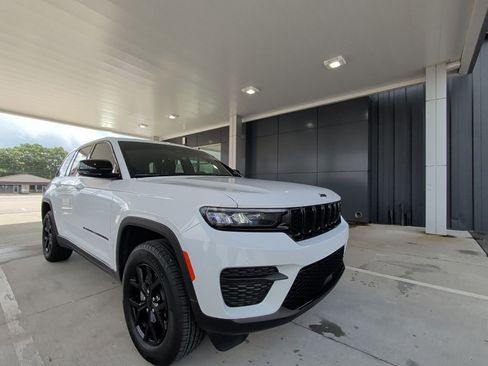 Used 2025 Jeep Grand Cherokee Altitude RWD image 7