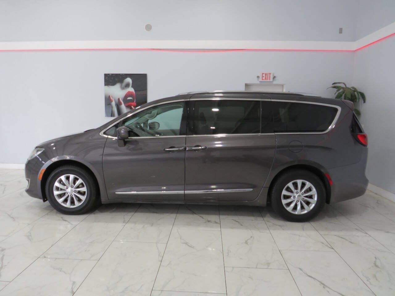 Used 2019 Chrysler Pacifica Touring-L FWD image 7