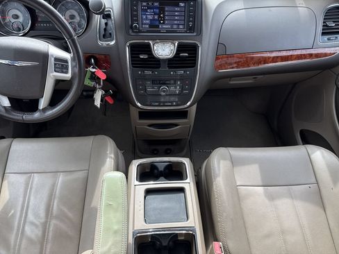 Used 2015 Chrysler Town & Country Touring FWD image 15