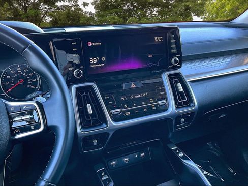 Used 2022 Kia Sorento EX w/ Panoramic Sunroof Package image 9