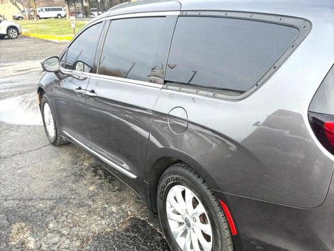 Used 2017 Chrysler Pacifica Touring-L FWD image 4