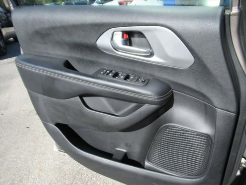 Used 2018 Chrysler Pacifica Touring Plus w/ S Appearance Package image 25