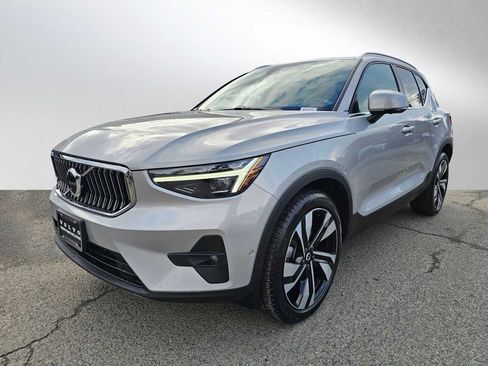 Used 2025 Volvo XC40 B5 Plus w/ Climate Package image 7