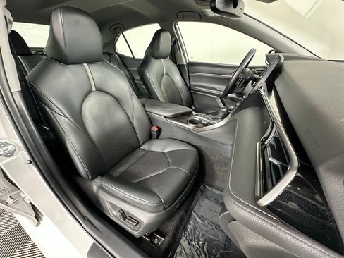 Used 2022 Toyota Camry XSE image 6