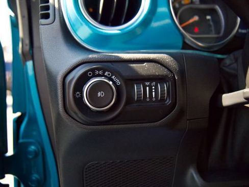 Used 2020 Jeep Wrangler Unlimited Sahara w/ Cold Weather Group AWD/4WD image 15
