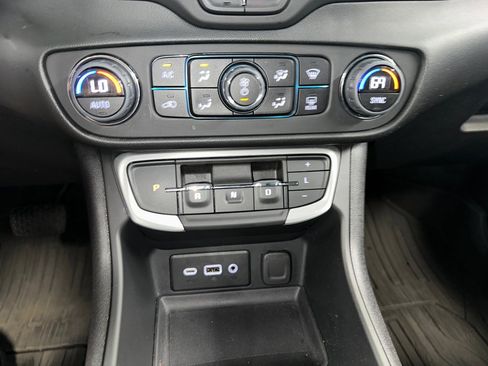 Used 2022 GMC Terrain SLE w/ Driver Convenience Package image 13