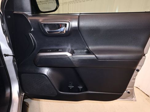 Used 2019 Toyota Tacoma TRD Off-Road AWD/4WD image 18