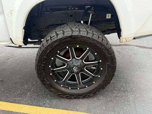 Used 2017 Toyota Tacoma TRD Sport w/ Premium & Technology Package AWD/4WD image 13